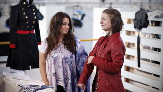 Zagreb, 300911.
Sajam mode Fashion.hr, koji je na Zagrebackom velesajmu okupio 90 izlagaca iz Hrvatske i 29 iz regije, otvorila je predsjednica Vlade RH Jadranka Kosor. 
Na slici: djevojka isprobava kaput.
Foto: Dragan Matic / Cropix