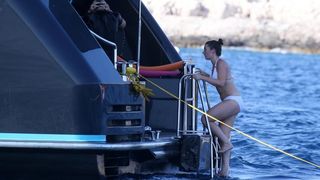 Članovi benda U2 David Howell Evans poznatiji kao The Edge i Adam Clayton odmaraju na Paklenim otocima u pauzi snimanja novog albuma