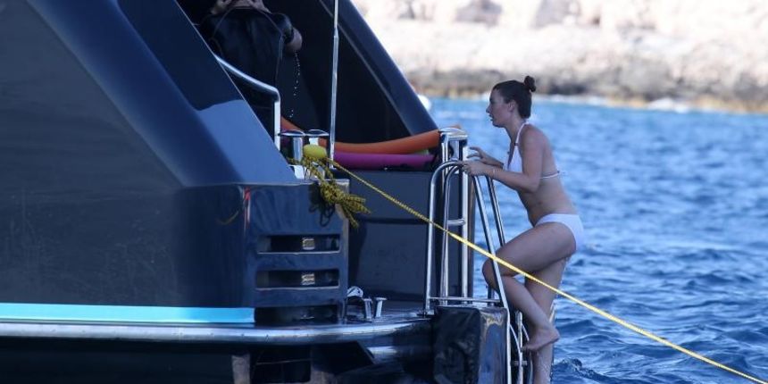 Članovi benda U2 David Howell Evans poznatiji kao The Edge i Adam Clayton odmaraju na Paklenim otocima u pauzi snimanja novog albuma Članovi benda U2 David Howell Evans poznatiji kao The Edge i Adam Clayton odmaraju na Paklenim otocima u pauzi snimanja novog albuma