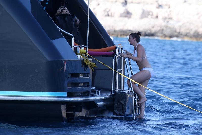 Članovi benda U2 David Howell Evans poznatiji kao The Edge i Adam Clayton odmaraju na Paklenim otocima u pauzi snimanja novog albuma