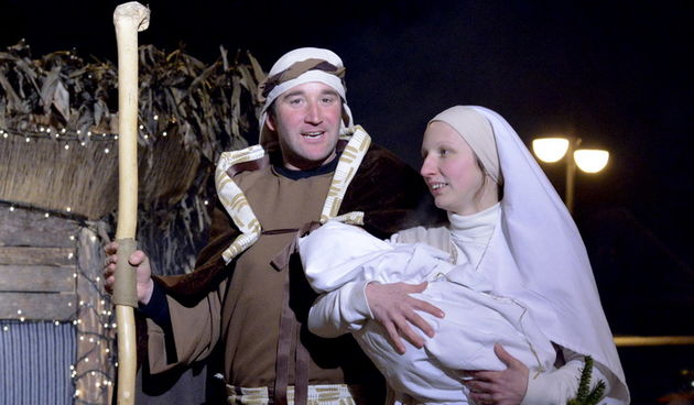 Zagreb, 221212.  
Kaptol.
Zajednica Cenacolo vec 13 godina ispred Katedrale na Kaptolu u bozicno vrijeme priredjuje Zive jaslice.
Na fotografiji: detalj sa priredbe.
Foto: Admir Buljubasic / CROPIX