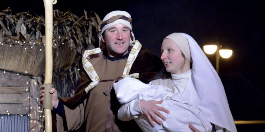 Zagreb, 221212.  
Kaptol.
Zajednica Cenacolo vec 13 godina ispred Katedrale na Kaptolu u bozicno vrijeme priredjuje Zive jaslice.
Na fotografiji: detalj sa priredbe.
Foto: Admir Buljubasic / CROPIX