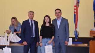 Župan ugostio nagrađene učenike osnovnih i srednjih škola Župan ugostio nagrađene učenike osnovnih i srednjih škola