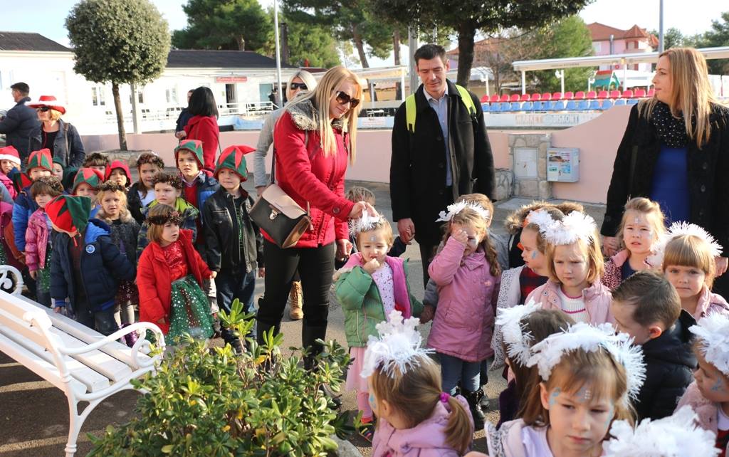 Virska dječica iz vrtića “Smješko” uživala u druženju s Djedom Mrazom Virska dječica iz vrtića “Smješko” uživala u druženju s Djedom Mrazom