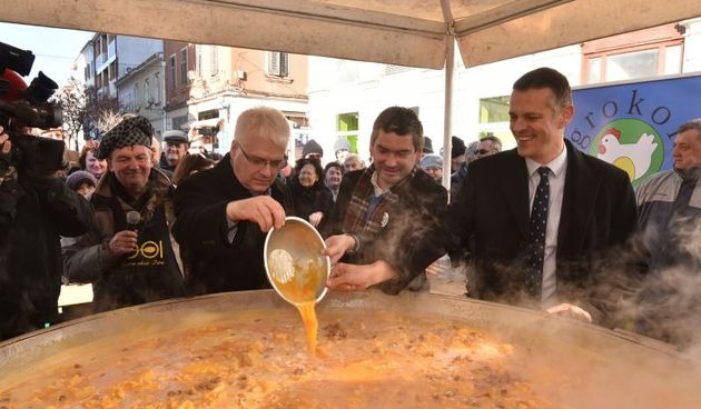 Josipović sudjelovao u pripremi novogodišnje fritaje, hoto: Dusko Marusic/PIXSELL