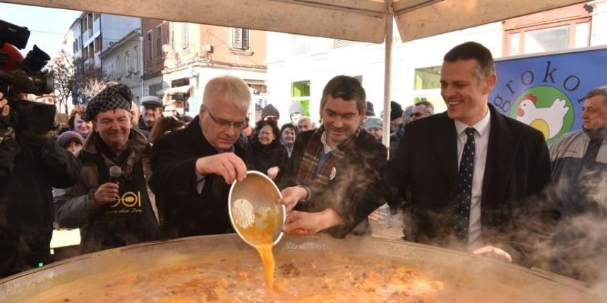 Josipović sudjelovao u pripremi novogodišnje fritaje, hoto: Dusko Marusic/PIXSELL Josipović sudjelovao u pripremi novogodišnje fritaje, hoto: Dusko Marusic/PIXSELL