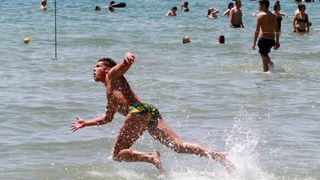 Opis 21.06.2014., Split – Ekolosko drustvo Picigin Bacvice kroz program Dani Bacvica 2014 obiljezava 90 godina igranja picigina te su organizirali jubilarno 10. Prvenstvo svijeta u piciginu. Pobjedu je u finalu osvojila momcad Zbirac. Photo: Ivana Ivano Opis 21.06.2014., Split – Ekolosko drustvo Picigin Bacvice kroz program Dani Bacvica 2014 obiljezava 90 godina igranja picigina te su organizirali jubilarno 10. Prvenstvo svijeta u piciginu. Pobjedu je u finalu osvojila momcad Zbirac. Photo: Ivana Ivano