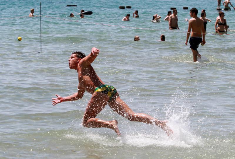 Opis 21.06.2014., Split – Ekolosko drustvo Picigin Bacvice kroz program Dani Bacvica 2014 obiljezava 90 godina igranja picigina te su organizirali jubilarno 10. Prvenstvo svijeta u piciginu. Pobjedu je u finalu osvojila momcad Zbirac. Photo: Ivana Ivano Opis 21.06.2014., Split – Ekolosko drustvo Picigin Bacvice kroz program Dani Bacvica 2014 obiljezava 90 godina igranja picigina te su organizirali jubilarno 10. Prvenstvo svijeta u piciginu. Pobjedu je u finalu osvojila momcad Zbirac. Photo: Ivana Ivano