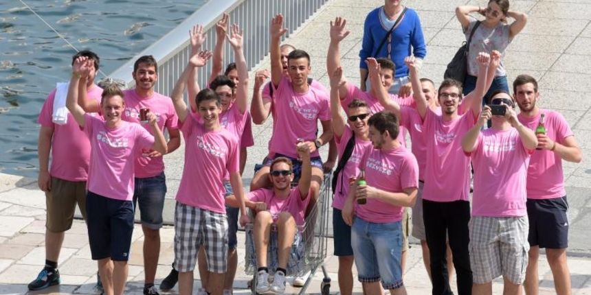 20.05.2015., Zadar – Zadski maturanti na gradskom mostu. Photo: Dino Stanin/PIXSELL 20.05.2015., Zadar – Zadski maturanti na gradskom mostu. Photo: Dino Stanin/PIXSELL