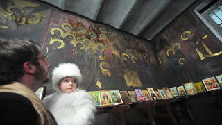 Skopje, 080412.
Nesvakidasnji fenomen prociscavanja fresaka poceo se dogadjati u unutrasnjosti poznate skopske crkve Sveti Velikomucenik Dimitrija. Freske u unutrasnjosti crkve, na kojima se godinama talozio dim od izgorjelih svijeca koje su palili vjerni Skopje, 080412.
Nesvakidasnji fenomen prociscavanja fresaka poceo se dogadjati u unutrasnjosti poznate skopske crkve Sveti Velikomucenik Dimitrija. Freske u unutrasnjosti crkve, na kojima se godinama talozio dim od izgorjelih svijeca koje su palili vjerni