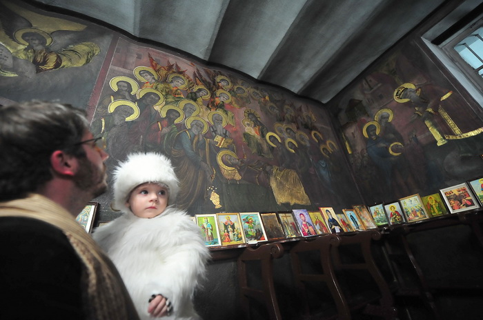 Skopje, 080412.
Nesvakidasnji fenomen prociscavanja fresaka poceo se dogadjati u unutrasnjosti poznate skopske crkve Sveti Velikomucenik Dimitrija. Freske u unutrasnjosti crkve, na kojima se godinama talozio dim od izgorjelih svijeca koje su palili vjerni Skopje, 080412.
Nesvakidasnji fenomen prociscavanja fresaka poceo se dogadjati u unutrasnjosti poznate skopske crkve Sveti Velikomucenik Dimitrija. Freske u unutrasnjosti crkve, na kojima se godinama talozio dim od izgorjelih svijeca koje su palili vjerni