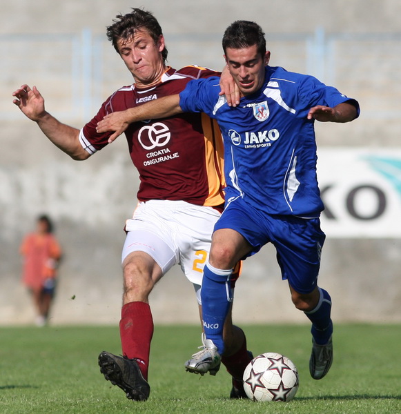 Benkovac, 230909.
Igraliste Velebita.
Susret sesnaestine finala Kupa, Velebit – Varteks.
Na fotografiji: Josip Golubar i Nikola Zilic.
Foto: Vladimir Ivanov / CROPIX