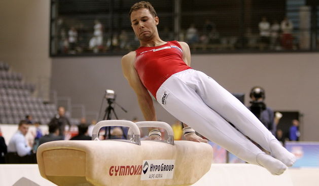 Osijek, 061109.Sportska dvorana Gradski vrt. Svjetski kup u sportskoj gimnastici Osijek Grand prix 09, kvalifikacije. Na slici: Robert Seligman na konju.Foto: Vlado Kos / CROPIX