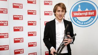 Luki Modriću u dječjoj bolnici u Klaićevoj uručena nagrada nogometaša godine, Photo: Petar Glebov/PIXSELL Luki Modriću u dječjoj bolnici u Klaićevoj uručena nagrada nogometaša godine, Photo: Petar Glebov/PIXSELL