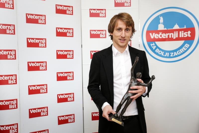 Luki Modriću u dječjoj bolnici u Klaićevoj uručena nagrada nogometaša godine, Photo: Petar Glebov/PIXSELL Luki Modriću u dječjoj bolnici u Klaićevoj uručena nagrada nogometaša godine, Photo: Petar Glebov/PIXSELL