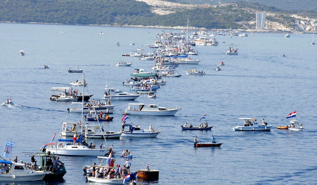 Metkovic,090912.

Udruga Zavjet organizirala je akciju “Bilo naroda – gradimo most” koja ce povezati Peljesac s kopnom. Konopcem koji je dug 2 kilometra i 300 metara povezati ce se brodovi i ladje na trasi na kojoj je projektiran Peljeski most. Na taj nac