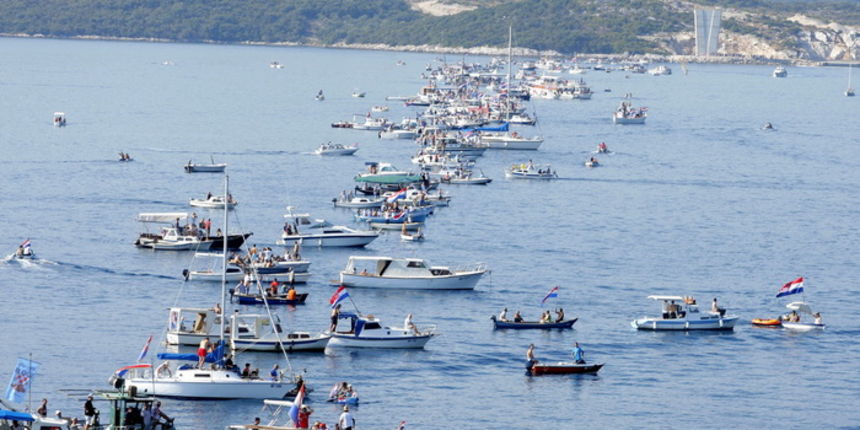 Metkovic,090912.

Udruga Zavjet organizirala je akciju “Bilo naroda – gradimo most” koja ce povezati Peljesac s kopnom. Konopcem koji je dug 2 kilometra i 300 metara povezati ce se brodovi i ladje na trasi na kojoj je projektiran Peljeski most. Na taj nac
