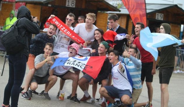 Kiša i jak vjetar ne smetaju dobro raspoloženim partijanerima.