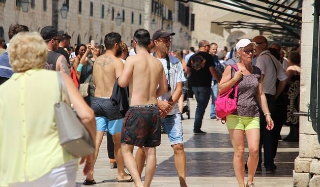 Turisti središtem Dubrovnika šetaju bez majica