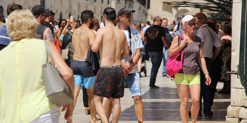 Turisti središtem Dubrovnika šetaju bez majica Turisti središtem Dubrovnika šetaju bez majica