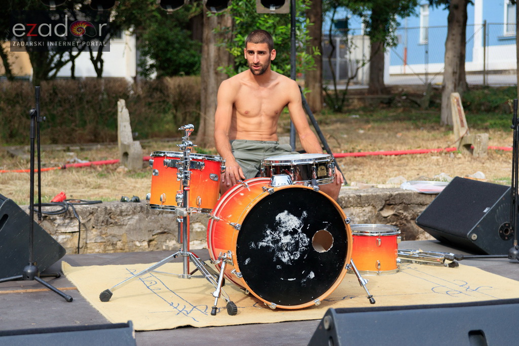 Simboličnim rušenjem zida započeo je urbani festival KvartArt na Voštarnici