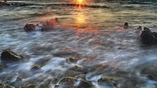 Punta Skala: Sunce tone u beskraj valova