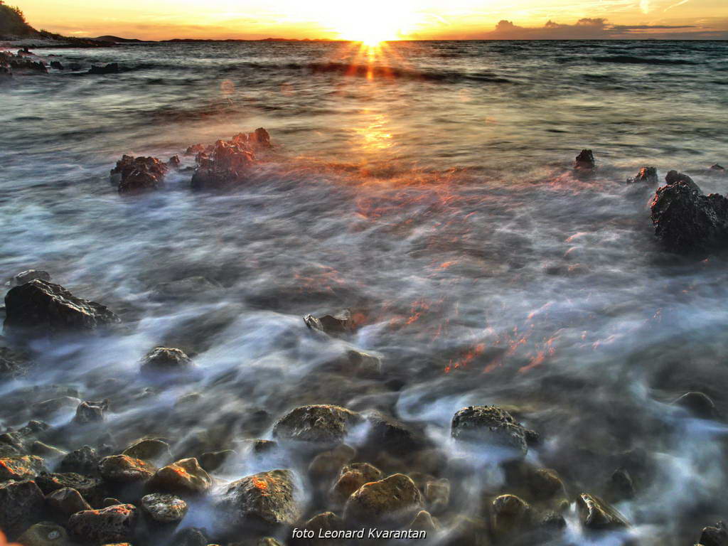 Punta Skala: Sunce tone u beskraj valova