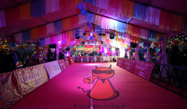 Karnevalske igre, crveni mačak