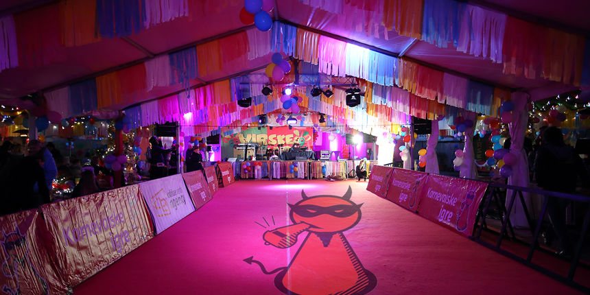 Karnevalske igre, crveni mačak Karnevalske igre, crveni mačak