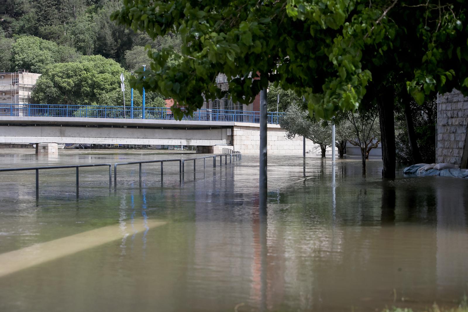 Obrovac: Poplava se polako povlači, stanovnici spašavaju stvari iz domova