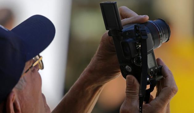 17.06.2013., Zadar – Malo koji turist danas nema fotoaparat, a prava steta bi bila nemati ga u Zadru. Ovjekovjecavanjem stare jezgre poluotoka turistima ne smeta ni najveca vrucina. Photo: Filip Brala/PIXSELL