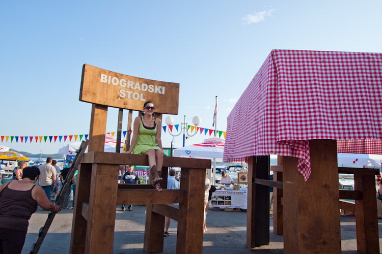 Biograd: 6. Dugi svehrvatski eno-eko-gastro-etno stol, Foto: Franjo Jurić Biograd: 6. Dugi svehrvatski eno-eko-gastro-etno stol, Foto: Franjo Jurić