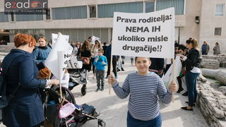 Prosvjedni skup roditelja protiv politike obaveznog cijepljenja Prosvjedni skup roditelja protiv politike obaveznog cijepljenja