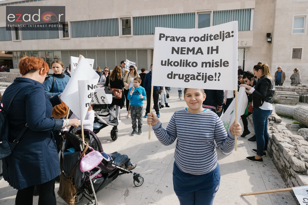 Prosvjedni skup roditelja protiv politike obaveznog cijepljenja Prosvjedni skup roditelja protiv politike obaveznog cijepljenja