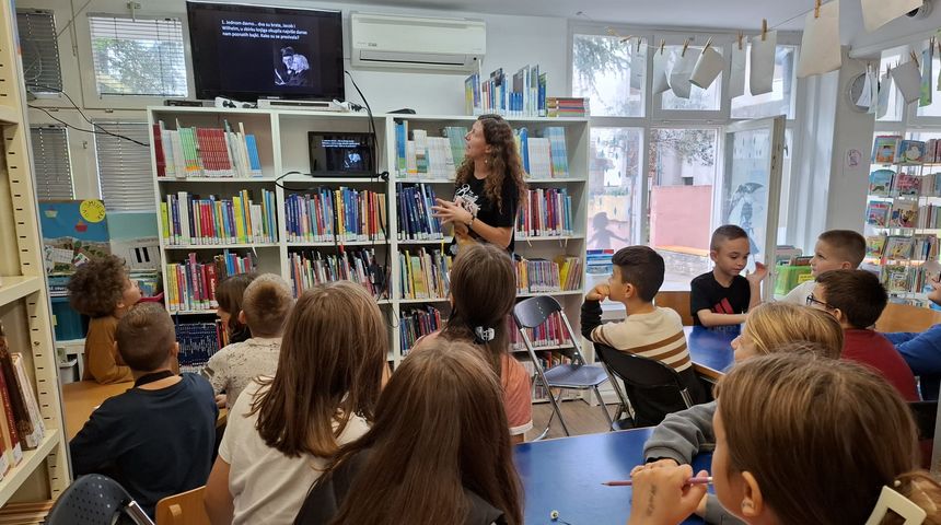 U sklopu Mjeseca hrvatske knjige, pod sloganom “Pričaj mi…”, jučer je u Ogranku Bili brig održan kviz o svima poznatim bajkama koje smo čitali od djetinjstva. U sklopu Mjeseca hrvatske knjige, pod sloganom “Pričaj mi…”, jučer je u Ogranku Bili brig održan kviz o svima poznatim bajkama koje smo čitali od djetinjstva.