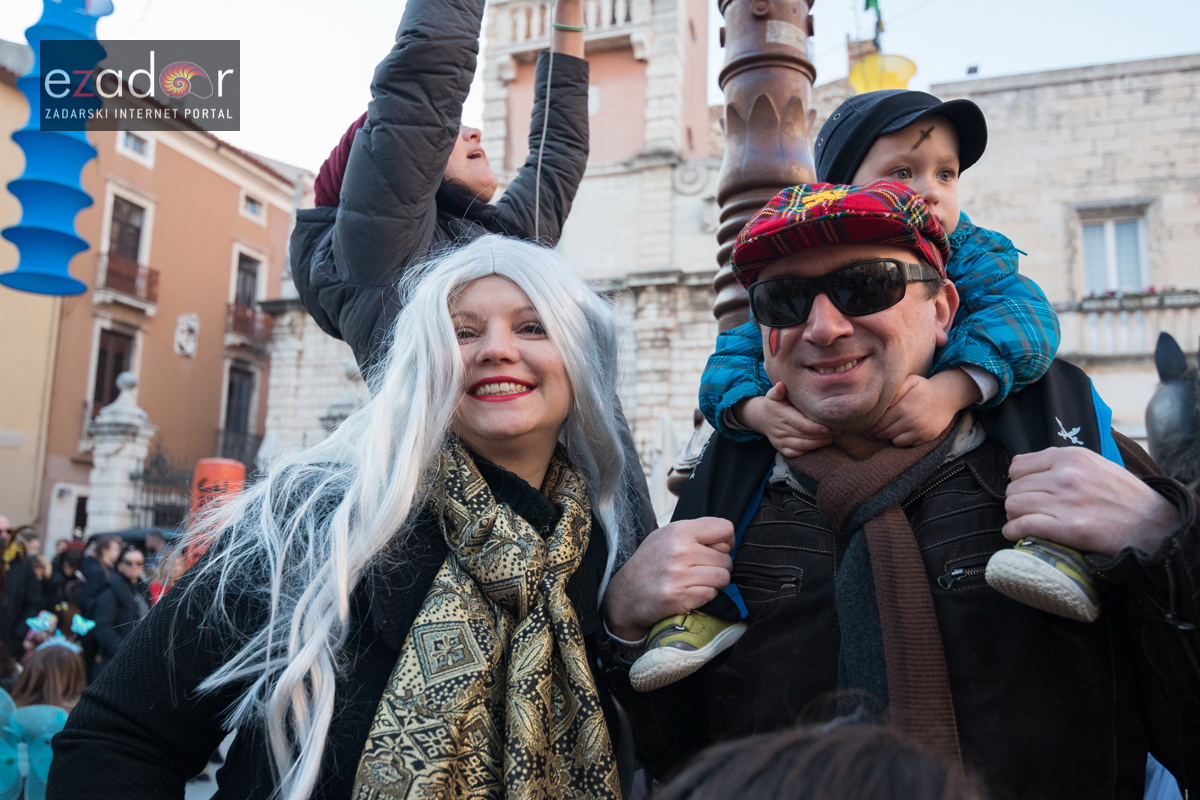 Zadarski karneval 2018: Povorka maškaranih skupina od Gradskih vrata preko Foruma do Narodnog trga Zadarski karneval 2018: Povorka maškaranih skupina od Gradskih vrata preko Foruma do Narodnog trga