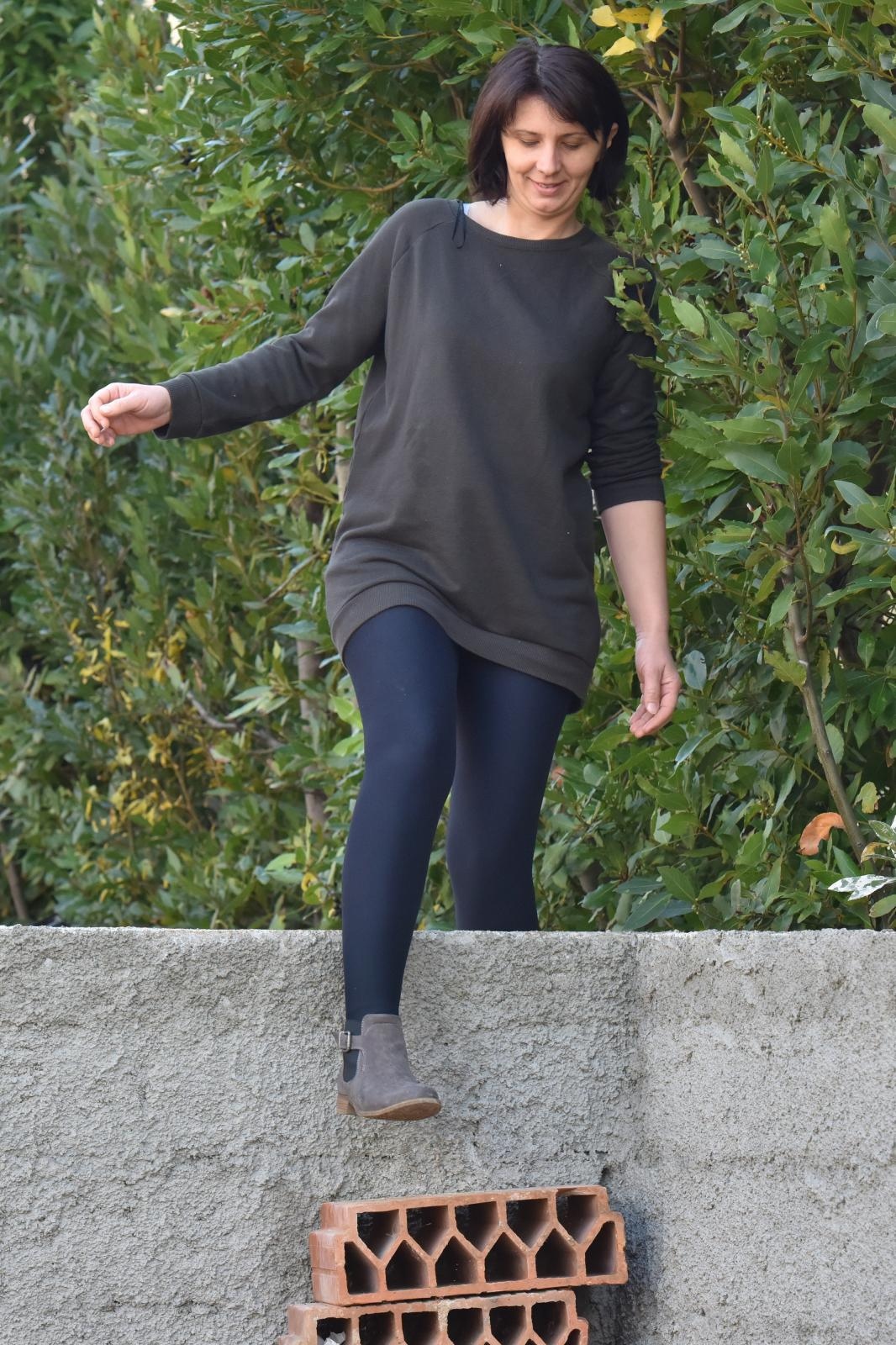 Merica Miškovic mora preskakati ogradni zid kako bi došla do svoje kuće