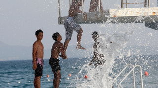 Zadar, 030712.
Skakaona na bazenu na Kolovarima omiljeno je okupljalista mladih zadrana zaljubljenika u skokove u more.
Foto: Andrija Lucic / Cropix