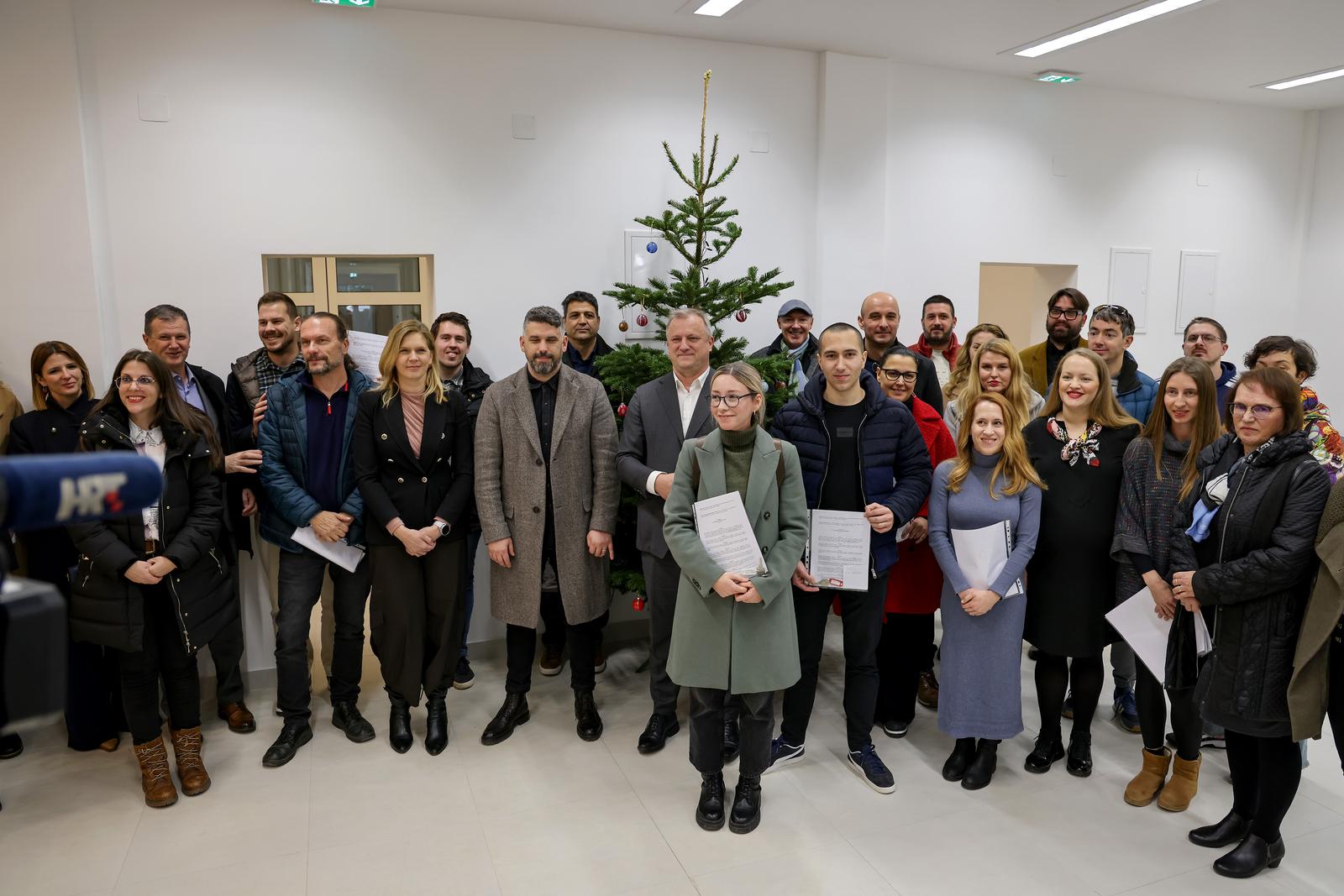Uručenje ugovora udrugama i organizacijama @ Centar za mlade