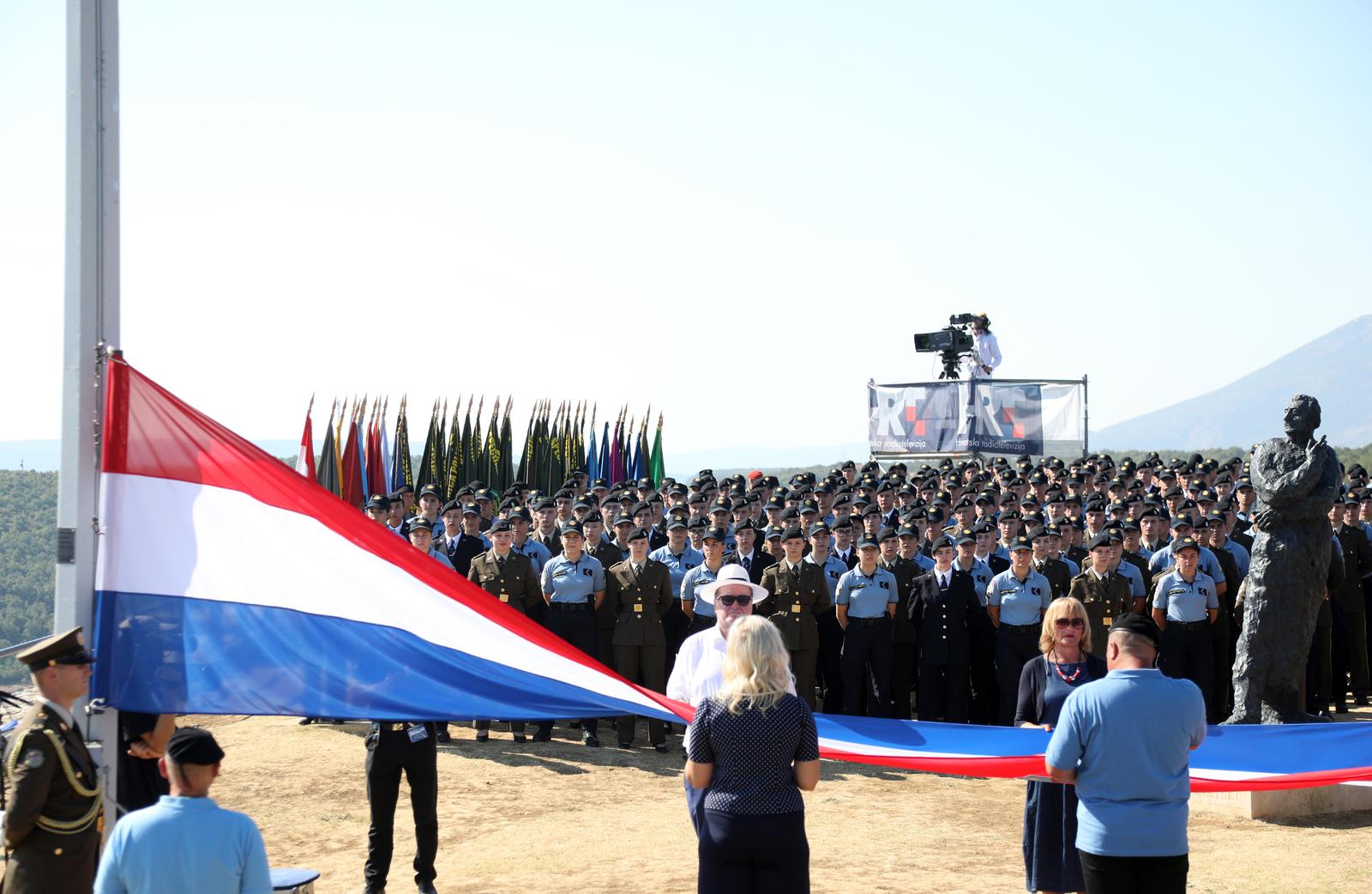 Dan pobjede i domovinske zahvalnosti, Knin: Podizanje zastave Dan pobjede i domovinske zahvalnosti, Knin: Podizanje zastave