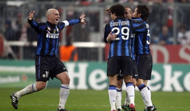 Esteban Cambiasso (L) of Inter Milan celebrates with team mates // Reuters