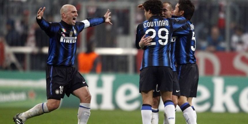 Esteban Cambiasso (L) of Inter Milan celebrates with team mates // Reuters Esteban Cambiasso (L) of Inter Milan celebrates with team mates // Reuters