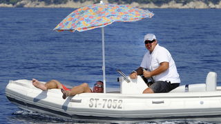 Split, 240911.
Na 80.Mrduja jubilarnoj regati izislo 242 plovila u borbu za veliki trofej. Na startu vjetar nije bio naklonjen jedrilicarima pa su mnogi satima plutali u bonaci.
Na slici: to se zove uzivanje.
Foto: Jadran Babic / CROPIX