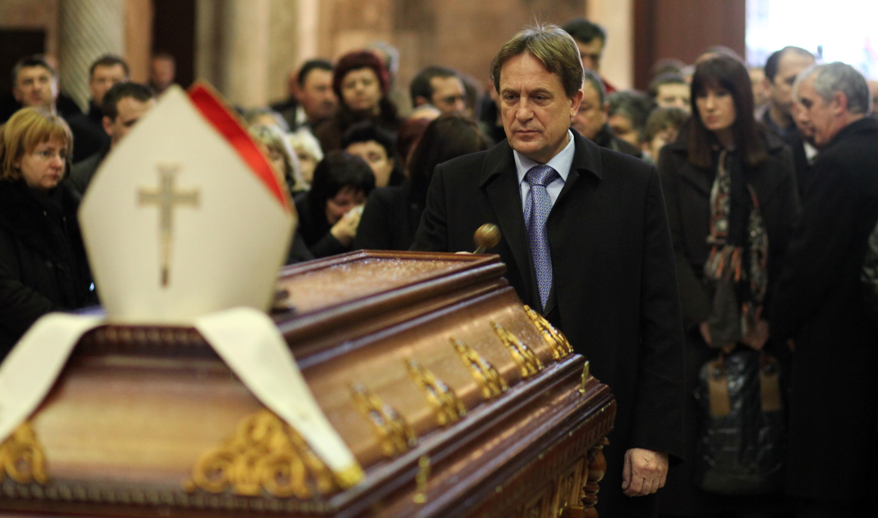 Brojni su Zadrani dosli odati pocast preminulom nadbiskupu . Foto : Vladimir Ivanov /CROPIX