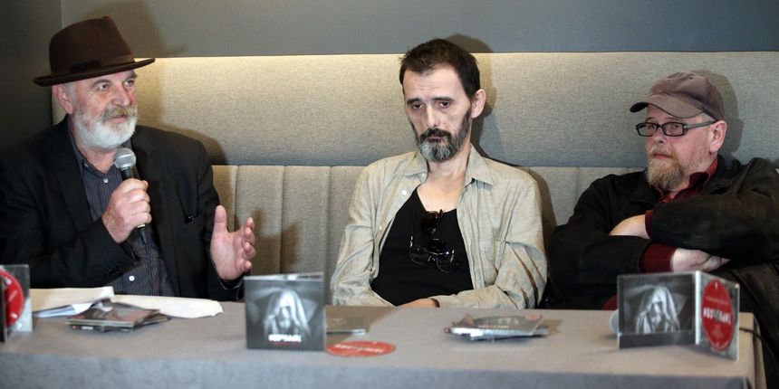 Predstavljanje novog albuma Nuspojave Gorana Bareta i Majki u caffe baru & music shopu Nova ploca. Ante Batinovic, Goran Bare i Aleksandar Dragas obratili su se okupljenim medijima