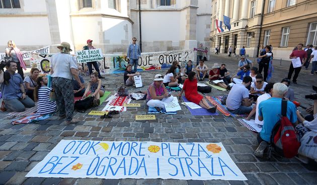 Otočani Markov trg pretvorili u plažu