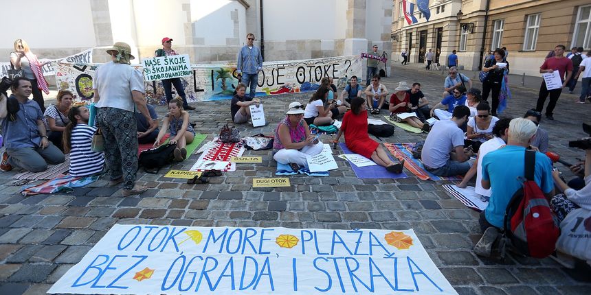 Otočani Markov trg pretvorili u plažu Otočani Markov trg pretvorili u plažu