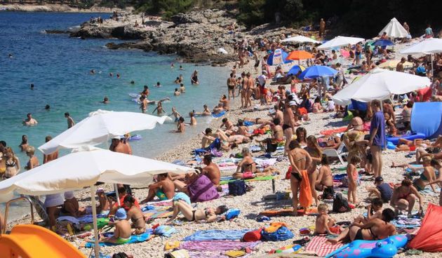 23.07.2013., Pula – Pulske plaze napokon pune kupaca koji traze osvjezenje u moru. Photo: Dusko Marusic/PIXSELL Autor  Dusko Marusic/PIXSELL KLJUČNE RIJEČI  kupaci, suncanje, plaze, more, turizam, ljeto, kupanje, turisti