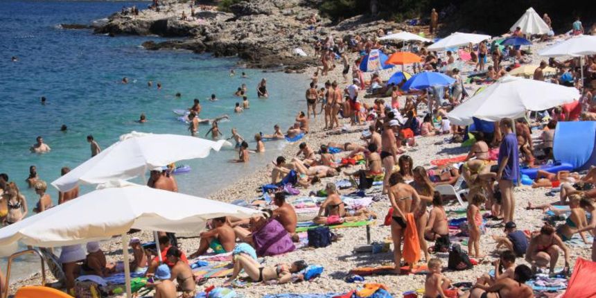 23.07.2013., Pula – Pulske plaze napokon pune kupaca koji traze osvjezenje u moru. Photo: Dusko Marusic/PIXSELL Autor Dusko Marusic/PIXSELL KLJUČNE RIJEČI kupaci, suncanje, plaze, more, turizam, ljeto, kupanje, turisti 23.07.2013., Pula – Pulske plaze napokon pune kupaca koji traze osvjezenje u moru. Photo: Dusko Marusic/PIXSELL Autor Dusko Marusic/PIXSELL KLJUČNE RIJEČI kupaci, suncanje, plaze, more, turizam, ljeto, kupanje, turisti