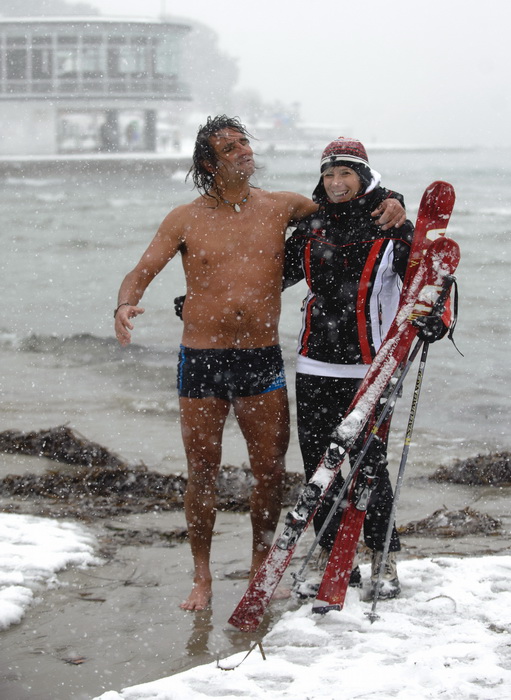 Split, 0302112.
Nakon nekoliko godina, danima najavljivan snijeg pao je i na Splitskom podrucju. Iako je bio najavljen, Splicani nisu bili spremni na bijeli pokrivac, te im je on uz snaznu buru otezavao svakodnevni zivot. Temperatura je bila oko -3.
Na f Split, 0302112.
Nakon nekoliko godina, danima najavljivan snijeg pao je i na Splitskom podrucju. Iako je bio najavljen, Splicani nisu bili spremni na bijeli pokrivac, te im je on uz snaznu buru otezavao svakodnevni zivot. Temperatura je bila oko -3.
Na f